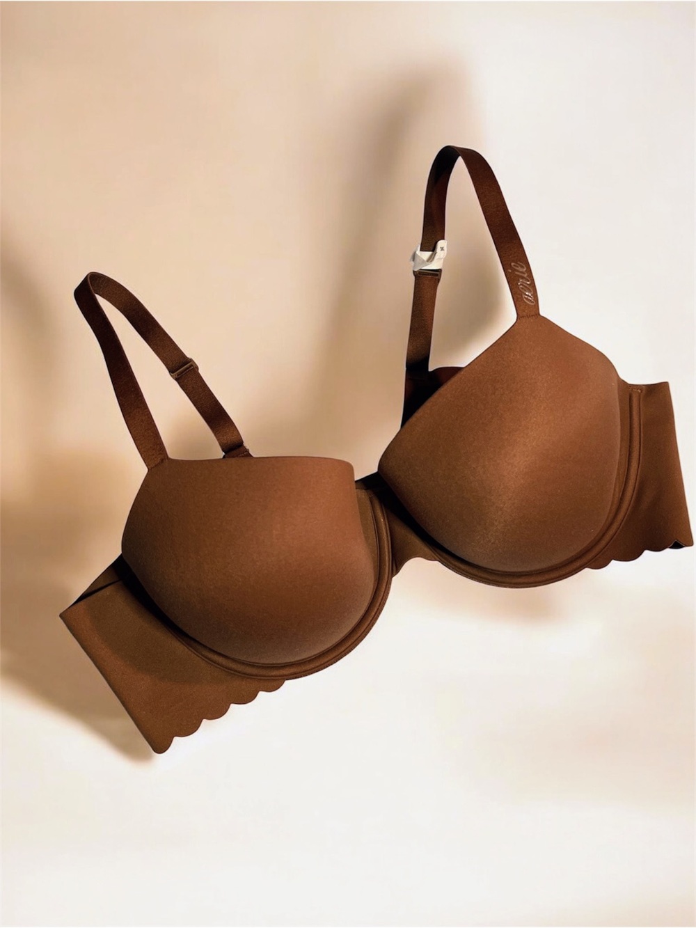Seamless Scallop-Edge Underwire Bra in Brown